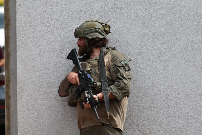 Un soldado israelí en estado de alerta durante un ataque con un dron FPV (fotografía en primera persona) a través de cables de fibra óptica, lanzado por Hezbolá desde el sur del Líbano, visto desde la Alta Galilea en la frontera entre Israel y el Líbano, el 19 de mayo de 2026. (Líbano, Hizbulá/Hezbolá) EFE/EPA/ATEF SAFADI
