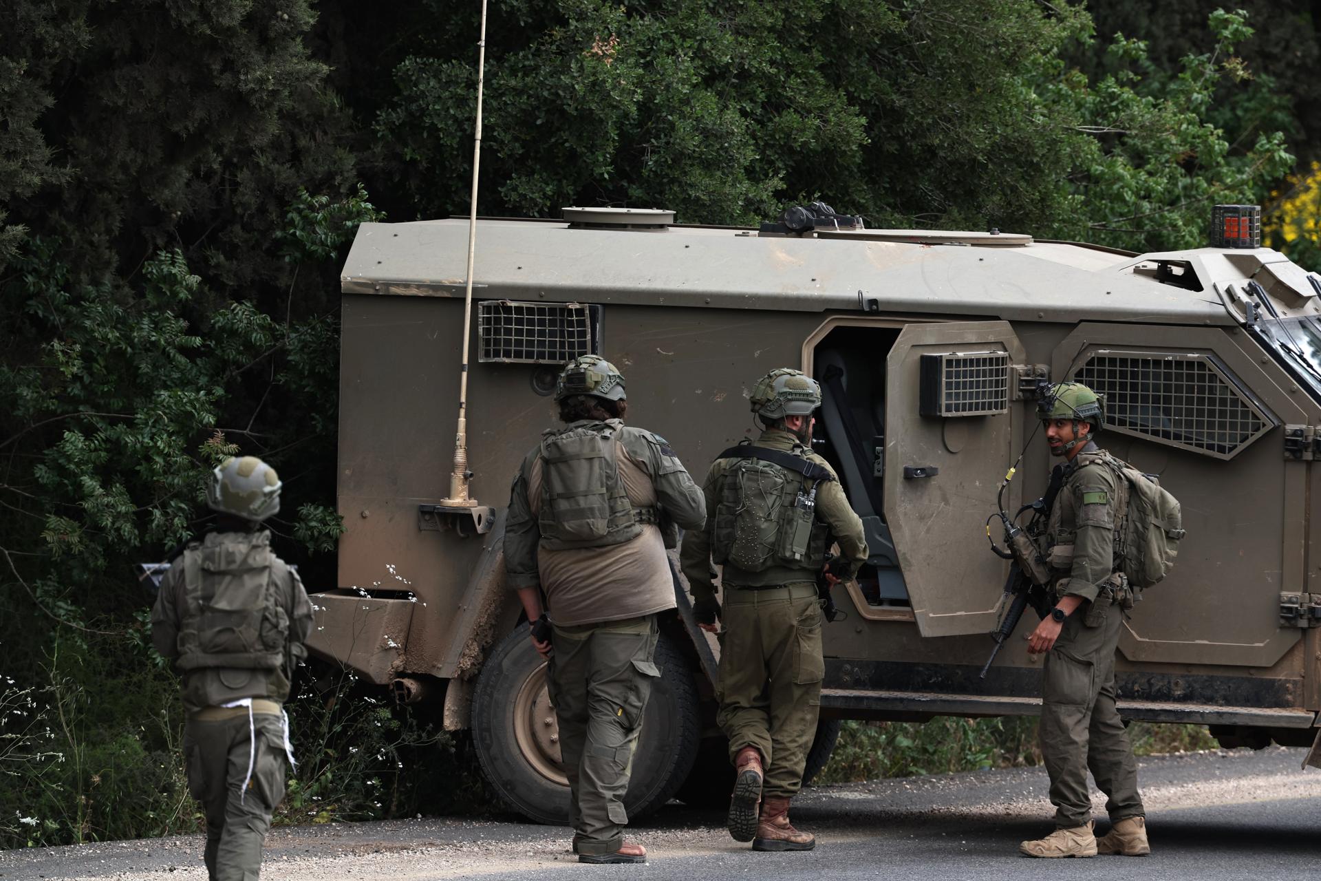 Soldados israelíes en alerta durante un ataque con drones FPV a través de cables de fibra óptica, lanzado por Hezbolá desde el sur del Líbano, visto desde la Alta Galilea en la frontera entre Israel y el Líbano, 19 de mayo de 2026.. (Líbano, Hizbulá/Hezbolá) EFE/EPA/ATEF SAFADI
