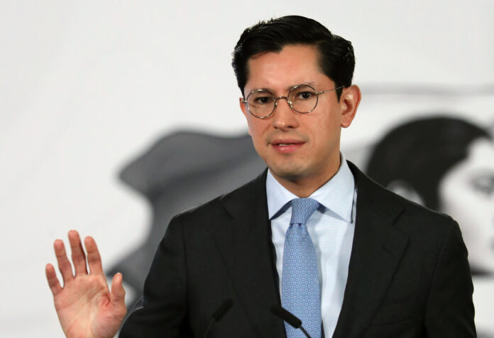 El canciller mexicano Roberto Velasco habla durante una rueda de prensa este martes, en el Palacio Nacional, en Ciudad de México (México). EFE/Mario Guzmán

