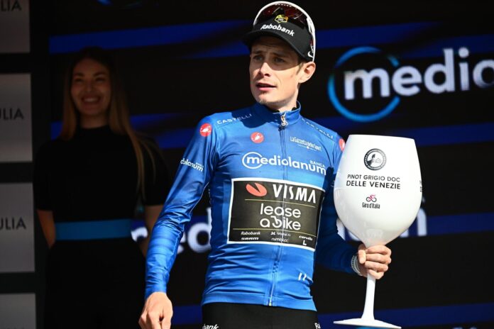 El danés Jonas Vingegaard (Visma Lease a Bike) en el podio de Massa (Italia)EFE/EPA/LUCA ZENNARO
