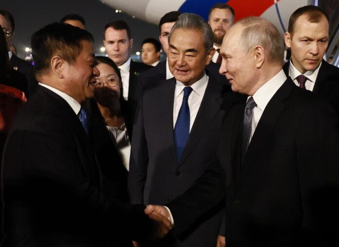 El presidente ruso Vladimir Putin (C-D) es escoltado por el ministro de Asuntos Exteriores de China, Wang Yi (C), a su llegada a Pekín, China, el 19 de mayo de 2026. El presidente ruso Vladimir Putin visita China del 19 al 20 de mayo. . (Rusia) EFE/EPA/VLADIMIR SMIRNOV / SPUTNIK / KREMLIN POOL MANDATORY CREDIT
