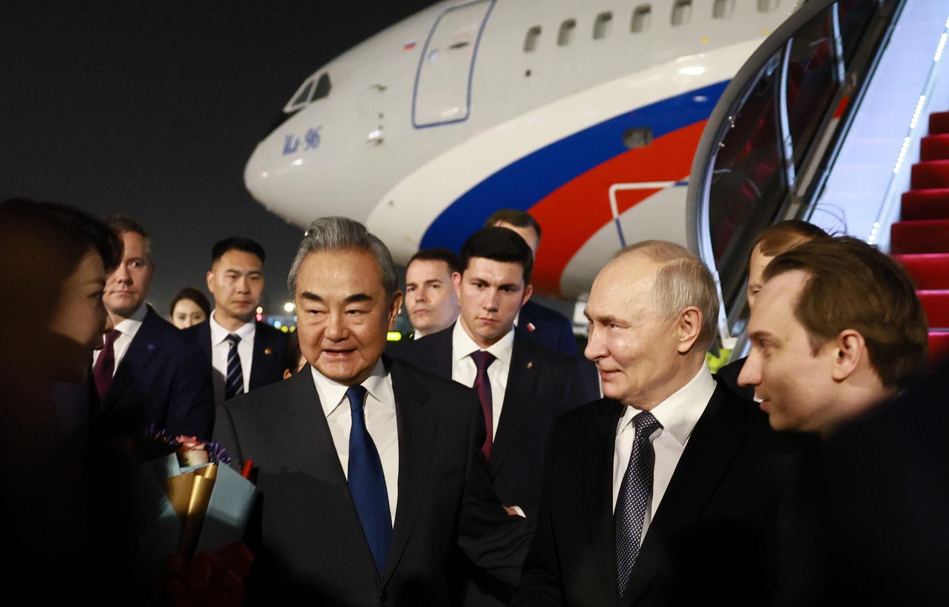 El presidente ruso Vladimir Putin (centro-derecha) es escoltado por el ministro de Asuntos Exteriores de China, Wang Yi (centro-izquierda), a su llegada a Pekín, China, el 19 de mayo de 2026. El presidente ruso Vladimir Putin visita China del 19 al 20 de mayo. (Rusia) EFE/EPA/VLADIMIR SMIRNOV / SPUTNIK / KREMLIN POOL MANDATORY CREDIT
