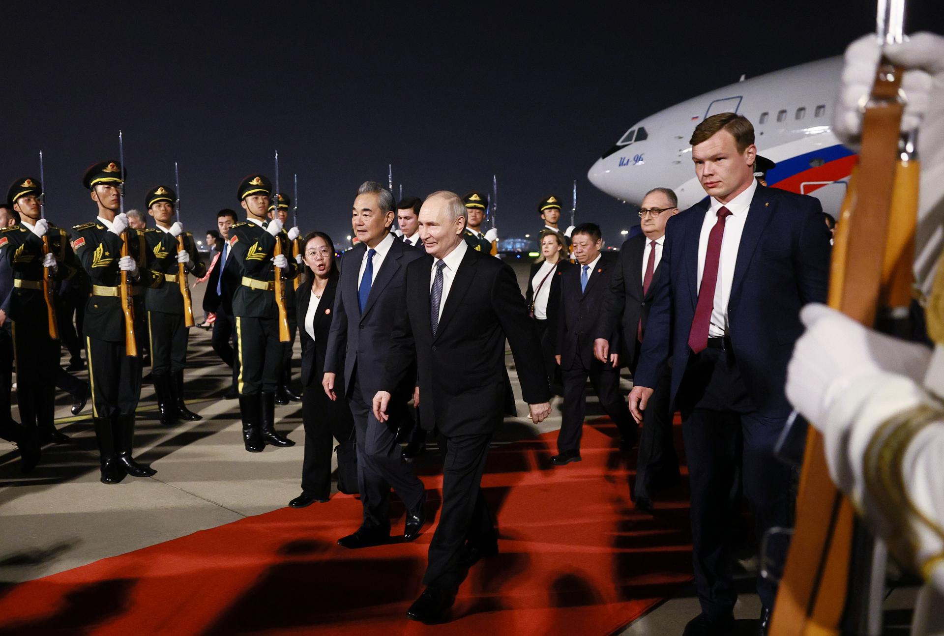 El presidente ruso Vladimir Putin (centro-derecha) es escoltado por el ministro de Asuntos Exteriores de China, Wang Yi (centro-izquierda), a su llegada a Pekín, China, el 19 de mayo de 2026. El presidente ruso Vladimir Putin visita China del 19 al 20 de mayo. (Rusia) EFE/EPA/VLADIMIR SMIRNOV / SPUTNIK / KREMLIN POOL MANDATORY CREDIT
