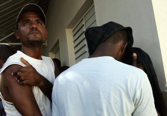 La Oficina de Investigaciones de Seguridad Nacional (HSI, en inglés) en Puerto Rico informó este martes que arrestó a dos hombres de nacionalidad dominicana, acusados por contrabando de 64 migrantes a la isla caribeña. Imagen de archivo. EFE/Orlando Barría

