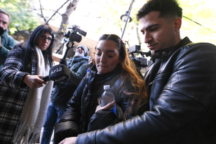 Jana Maradona (c), hija del legendario futbolista argentino Diego Maradona, fue captada, este 19 de mayo, a su llegada al tribunal de San Isidro para declarar en el juicio que investiga la muerte de su padre, en Buenos Aires (Argentina). EFE/Adán González
