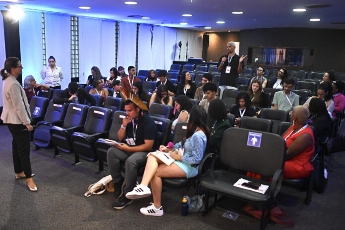 La juventud de América Latina mantiene su respaldo a la democracia, aunque la condiciona a la capacidad del Estado para ofrecer resultados concretos frente a la desigualdad y la inclusión, según una nueva encuesta elaborada por el Programa de las Naciones Unidas para el Desarrollo (PNUD). EFE/ Andre Borges
