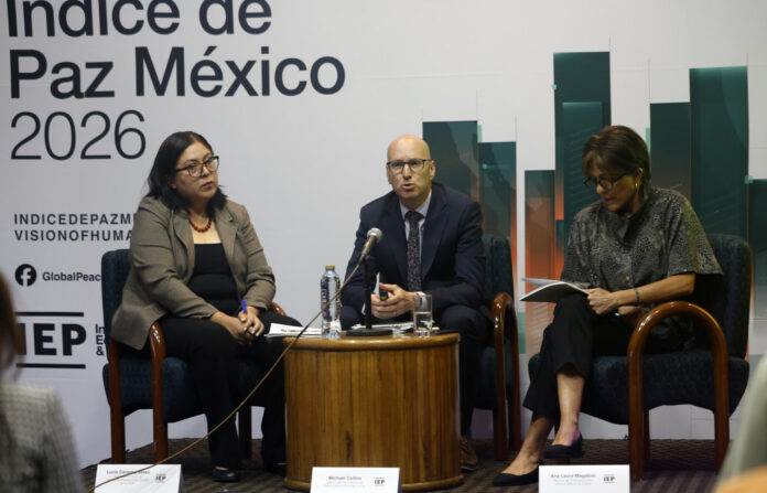 La investigadora en la Universidad Nacional Autónoma de México (UNAM), Lucía Carmina Jasso (i), el director ejecutivo del Instituto para las Américas, Michael Collins (c) y la directora del Observatorio IBERO sobre el Sistema de Justicia, Ana Laura Magaloni, participan en la presentación del estudio 'Índice de Paz México 2026' este martes, en Ciudad de México (México). EFE/ Sáshenka Gutiérrez
