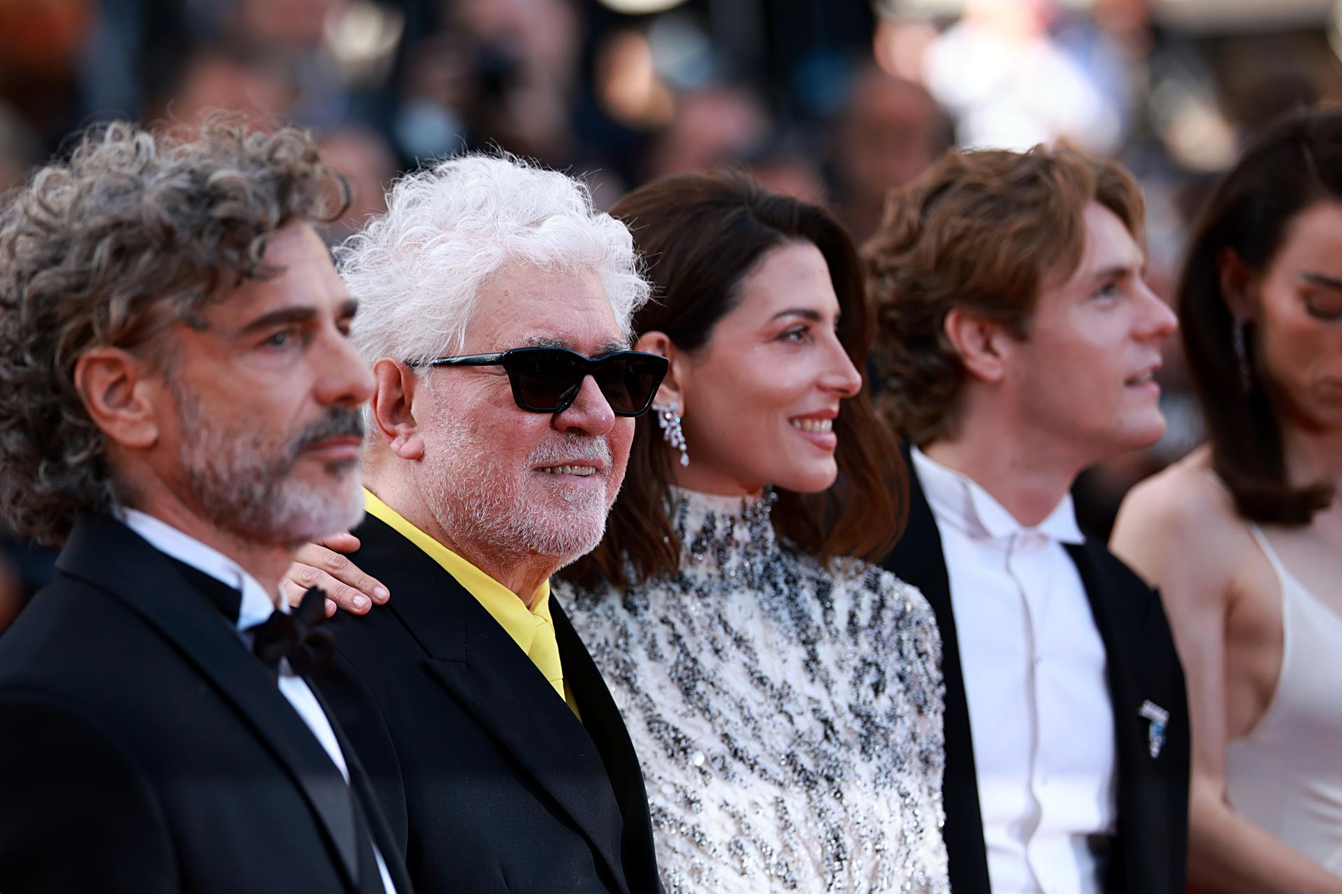 (De izquierda a derecha) Leonardo Sbaraglia, el director Pedro Almodóvar, Barbara Lennie y Patrick Criado asisten al estreno de 'Amarga Navidad' durante el 79º Festival de Cine de Cannes, en Cannes, Francia, el 19 de mayo de 2026. El festival se celebra del 12 al 23 de mayo de 2026. (Cine, Francia) EFE/EPA/CLEMENS BILAN
