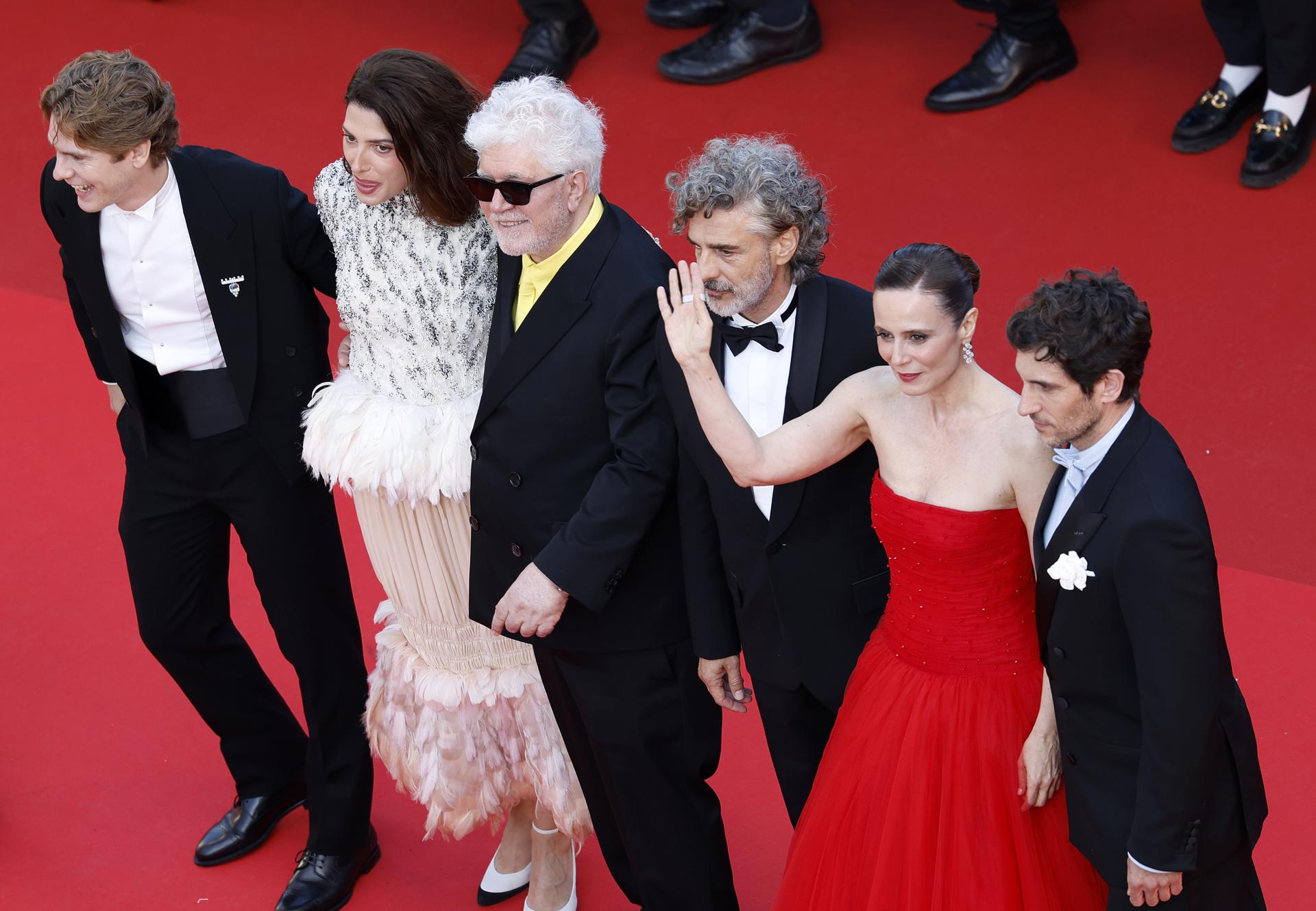 (De izquierda a derecha) Patrick Criado, Barbara Lennie, Pedro Almodóvar, Leonardo Sbaraglia, Aitana Senchez-Gijon y Quim Gutiérrez asisten al estreno de 'Bitter Christmas' (Amarga Navidad) durante el 79º Festival de Cine de Cannes, en Cannes, Francia, el 19 de mayo de 2026. El festival de cine se celebrará del 12 al 23 de mayo de 2026. (Cine, Francia) EFE/EPA/SEBASTIEN NOGIER / POOL
