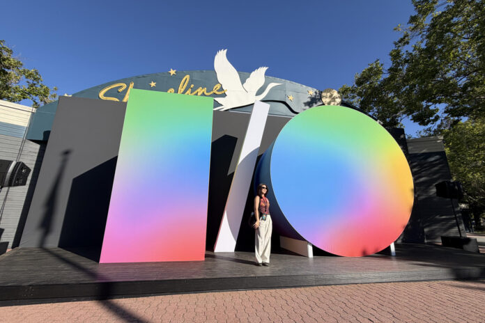 Una mujer posa frente al logo de la conferencia anual de desarrolladores Google I/O 2026, en Mountain View (California, EE.UU.). EFE/Sarah Yáñez-Richards
