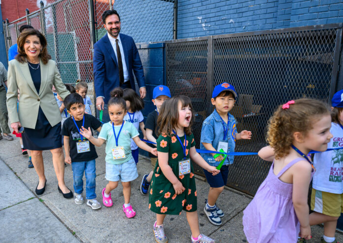 Fotografía cedida por la Gobernación de Nueva York de su gobernadora, Kathy Hochul (i), y su alcalde, Zohran Mamdani, durante un evento sobre la creación de escuelas preescolares este lunes, en la escuela The Garden, en Nueva York (EE.UU.). EFE/Susan Watts/Gobernación de Nueva York /SOLO USO EDITORIAL /NO VENTAS /SOLO DISPONIBLE PARA ILUSTRAR LA NOTICIA QUE ACOMPAÑA /CRÉDITO OBLIGATORIO
