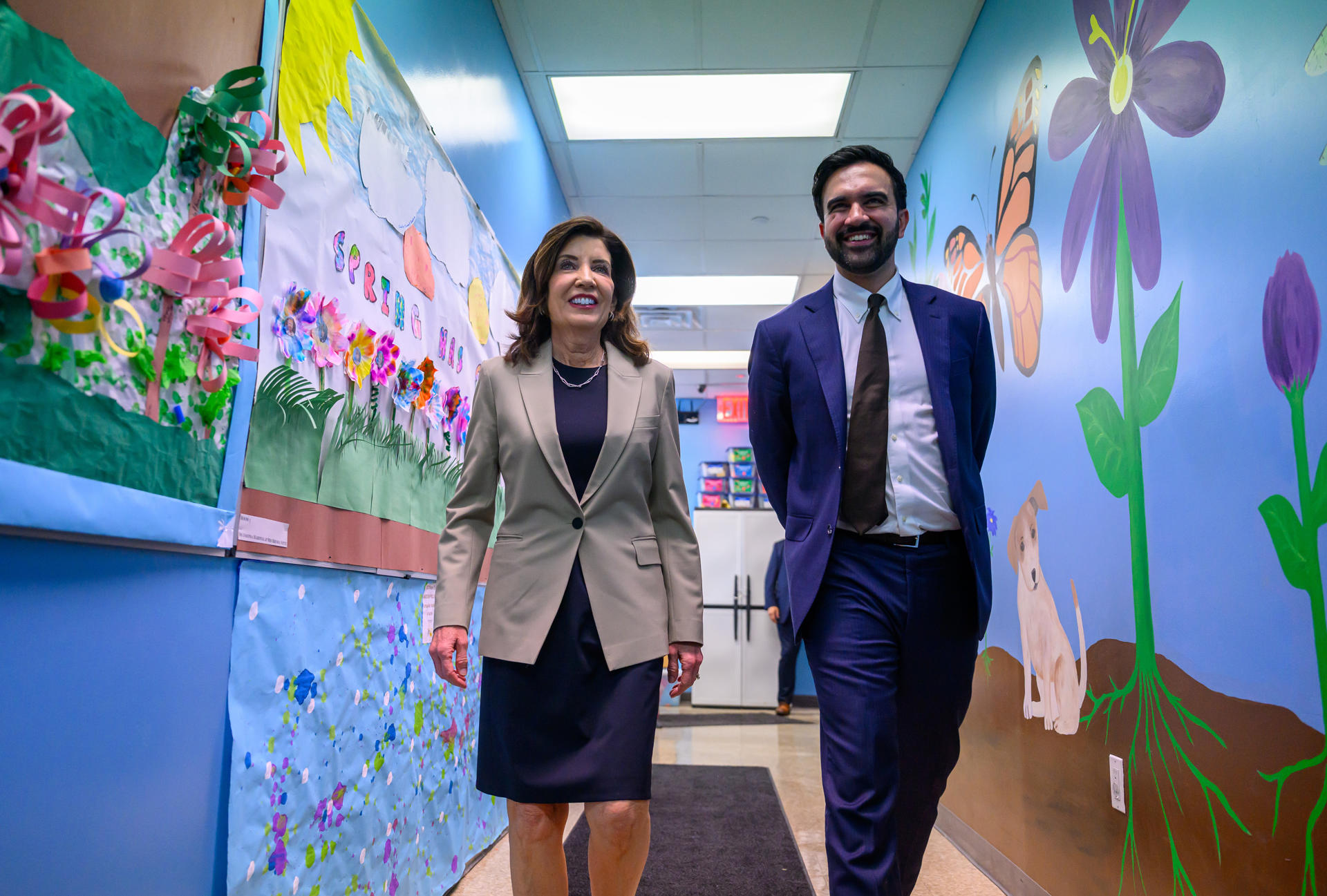 Fotografía cedida por la Gobernación de Nueva York donde aparece su gobernadora, Kathy Hochul, y el alcalde la ciudad de Nueva York, Zohran Mamdani, caminando durante su visita este lunes a la escuela The Garden en Jackson Heights Queens, en Nueva York. EFE/Susan Watts/Gobernación Nueva York /SOLO USO EDITORIAL /NO VENTAS /SOLO DISPONIBLE PARA ILUSTRAR LA NOTICIA QUE ACOMPAÑA /CRÉDITO OBLIGATORIO
