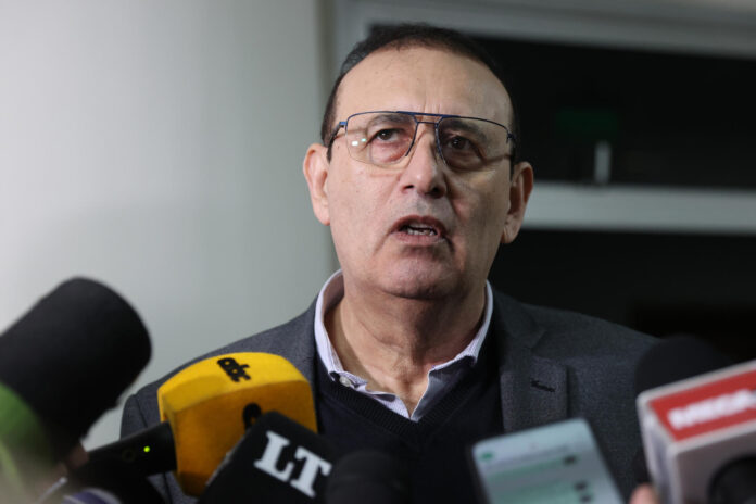 El exsenador paraguayo oficialista Erico Galeano, condenado a trece años de cárcel por asociación criminal y lavado de activos del narcotráfico, fue captado el pasado 13 de mayo, al atender a la prensa, en Asunción (Paraguay). EFE/Juan Pablo Pino
