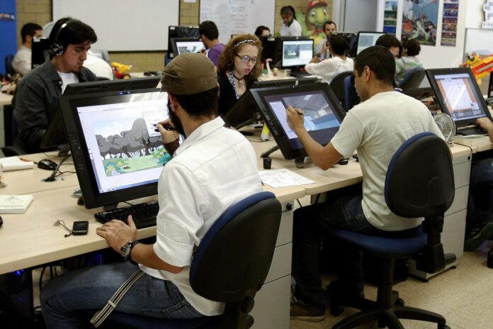 Fotografía de archivo del 12 de septiembre de 2013 que muestra animadores digitales trabajando en una oficina, en Medellín (Colombia). EFE/ Luis Eduardo Noriega / ARCHIVO
