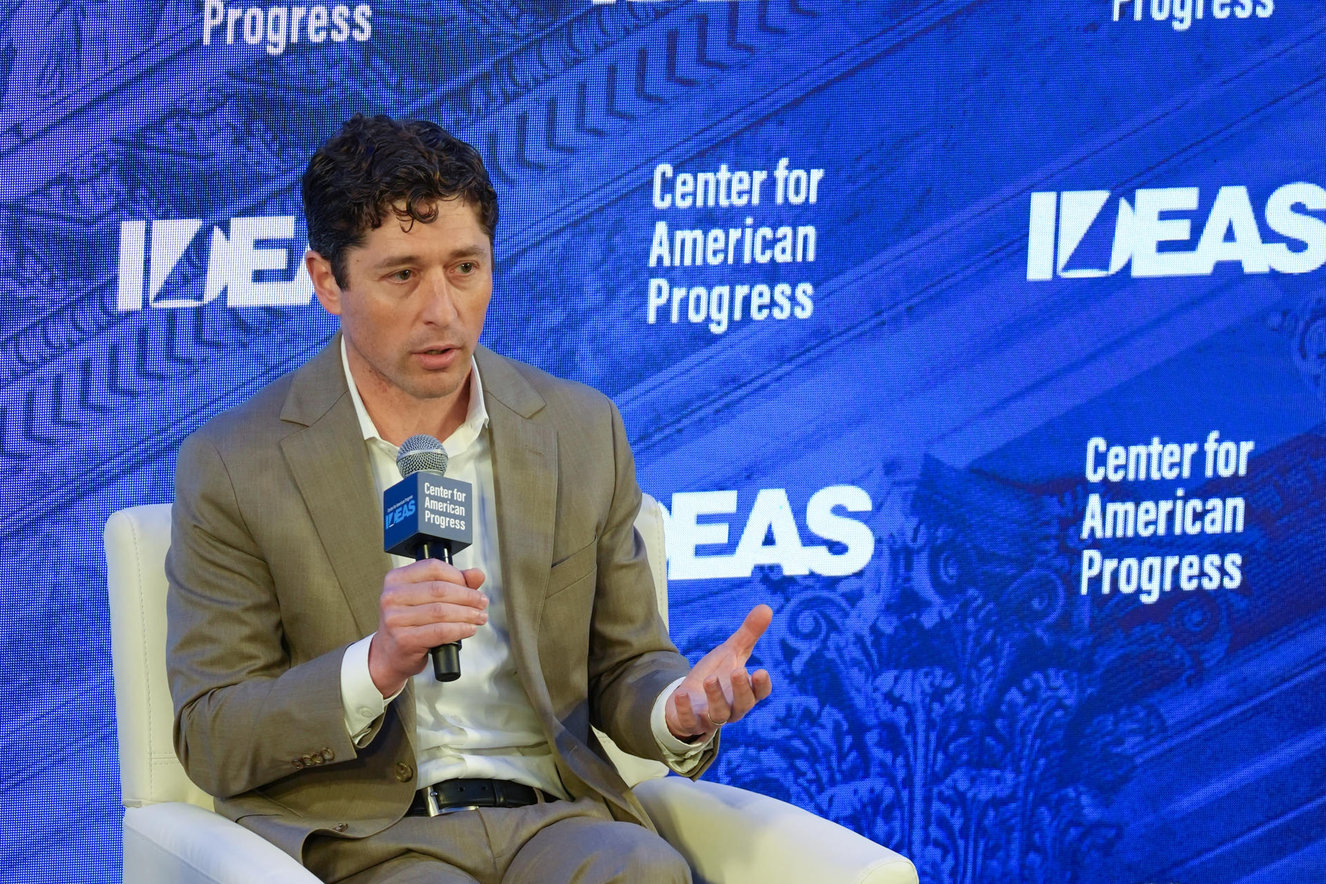 El alcalde de Minneapolis, Jacob Frey, habla durante un evento este martes, en Washington (Estados Unidos). EFE/ Octavio Guzmán

