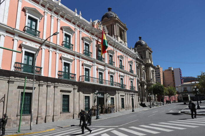 Integrantes de la Policía Militar fueron captados este 19 de mayo al custodiar el Palacio de Gobierno boliviano, en La Paz (Bolivia). EFE/Luis Gandarillas
