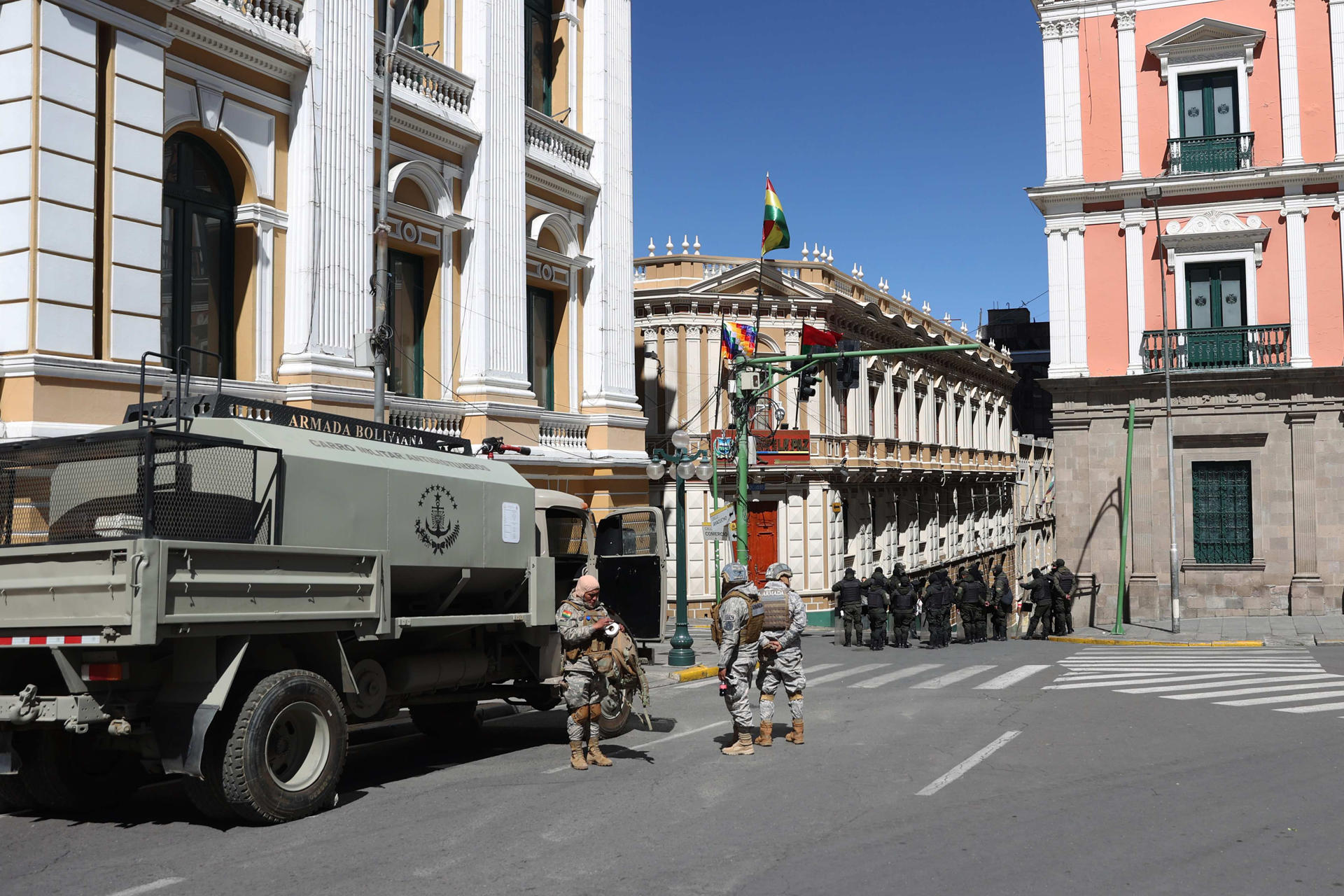 Un vehículo militar fue captado este 19 de mayo al custodiar el Palacio de Gobierno en La Paz (Bolivia). EFE/Luis Gandarillas
