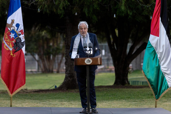 Fotografía de archivo en la que se captó al presidente de la comunidad Palestina en Chile, Maurice Khamis Massú, durante una conferencia de prensa, en Santiago de Chile. EFE/Ailen Díaz
