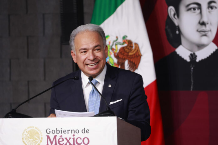 El presidente y director general de GM México, Francisco Garza, habla durante un evento este martes, en la ciudad de Toluca (México). EFE/Felipe Gutiérrez
