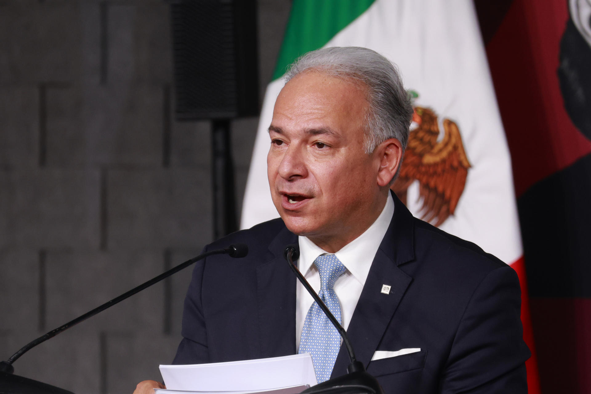 El presidente y director general de GM México, Francisco Garza, habla durante un evento este martes, en la ciudad de Toluca (México). EFE/Felipe Gutiérrez
