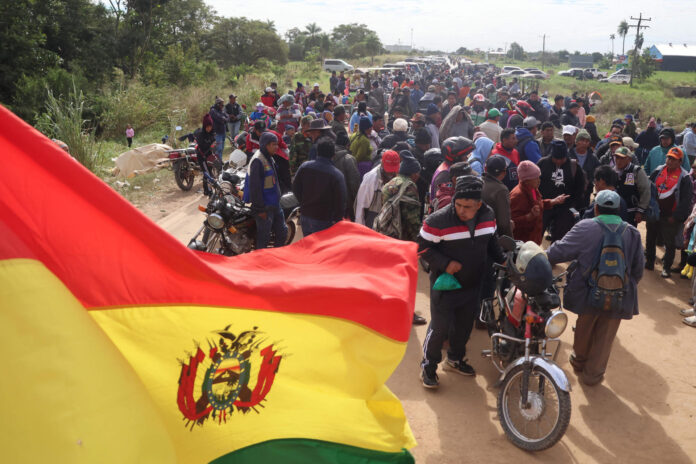 Personas participan en un bloqueo en una vía en San Julián (Bolivia). EFE/ Juan Carlos Torrejon
