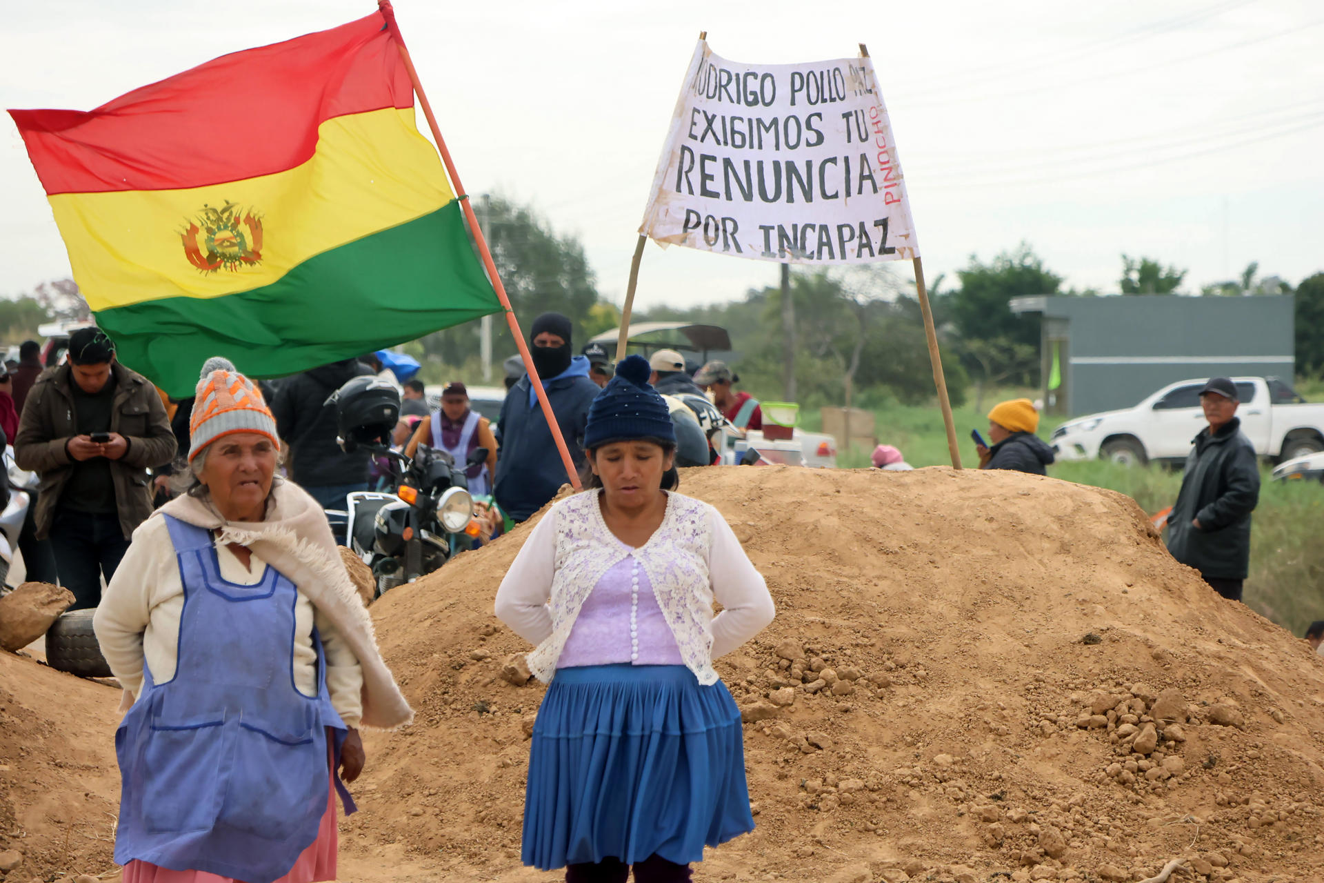 Personas participan en un bloqueo en una vía en San Julián (Bolivia). EFE/ Juan Carlos Torrejon
