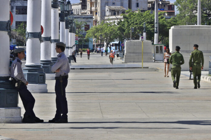 Integrantes de la Policía Nacional Revolucionaria de Cuba conversan en La Habana (Cuba). EFE/ Ernesto Mastrascusa
