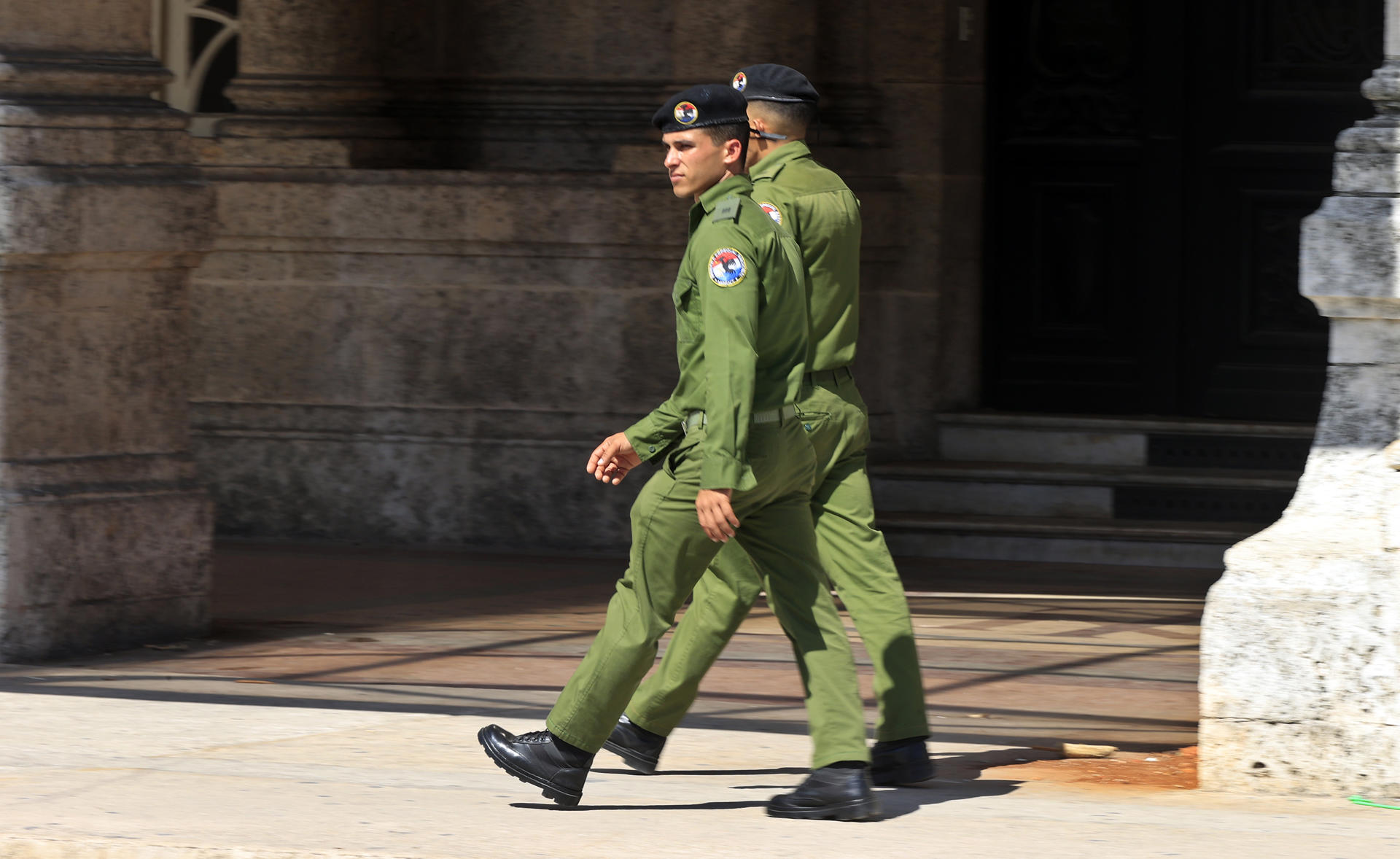 Militares de Cuba caminan en La Habana (Cuba). EFE/ Ernesto Mastrascusa
