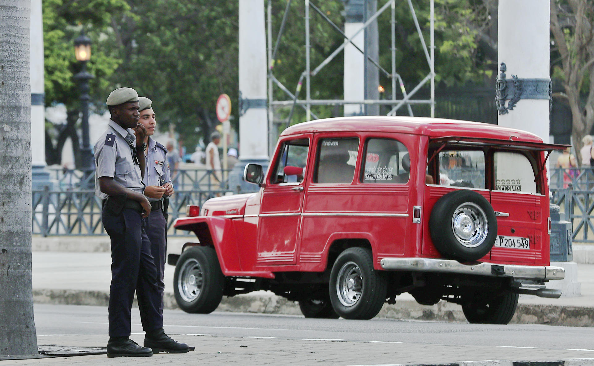 Integrantes de la Policía Nacional Revolucionaria de Cuba custodian una calle en La Habana (Cuba). EFE/ Ernesto Mastrascusa
