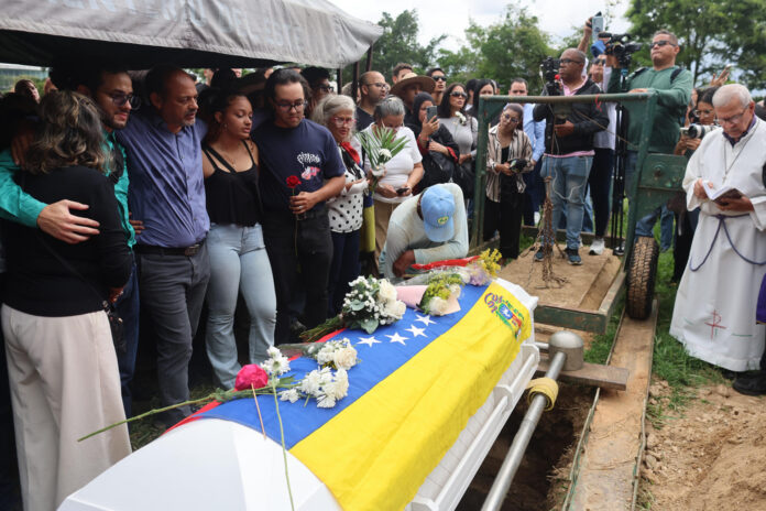 Personas asisten al entierro de Carmen Navas, madre del preso político Víctor Hugo Quero Navas, quien falleció hace casi un año tras permanecer varios meses desaparecido, este martes, en Caracas (Venezuela). EFE/ Miguel Gutiérrez

