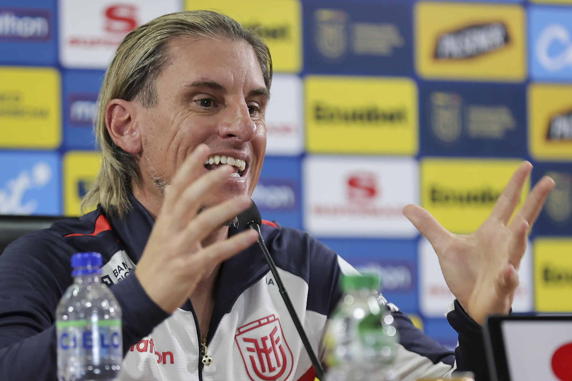 El seleccionador de Ecuador, el argentino Sebastián Beccacece, habla en una rueda de prensa en Quito (Ecuador). EFE/ José Jácome
