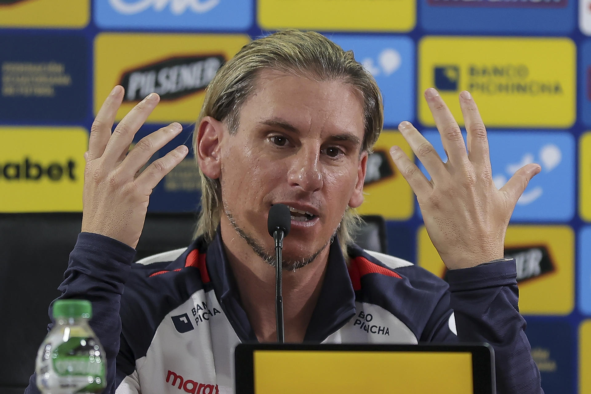El seleccionador de Ecuador, Sebastián Beccacece, habla durante una rueda de prensa en la Casa de la Selección antes de viajar a Columbia (EE.UU.). EFE/ José Jácome
