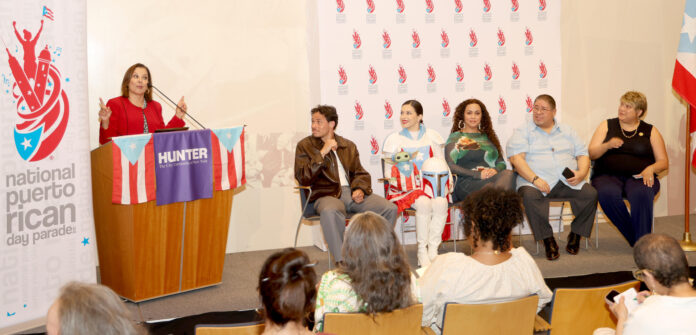 Fotografía cedida por el Desfile Nacional Puertorriqueño (NPRDP) que muestra a la presidenta de su junta directiva, Lilian Rodríguez (i) junto a los embajadores del desfile el actor y cantante, Anthony Ramos (2-i); la fundadora de 'Boricuaverse', Lilibeth Torres (3-i); la diseñadora Lila Nikole (c); el trombonista y compositor, Papo Vázquez (2-d), y la fundadora y presidenta del Comité Noviembre, Teresa Santiago (d), durante una rueda de prensa este martes, en Nueva York (EE.UU.). EFE/ Vincent Villafañe
