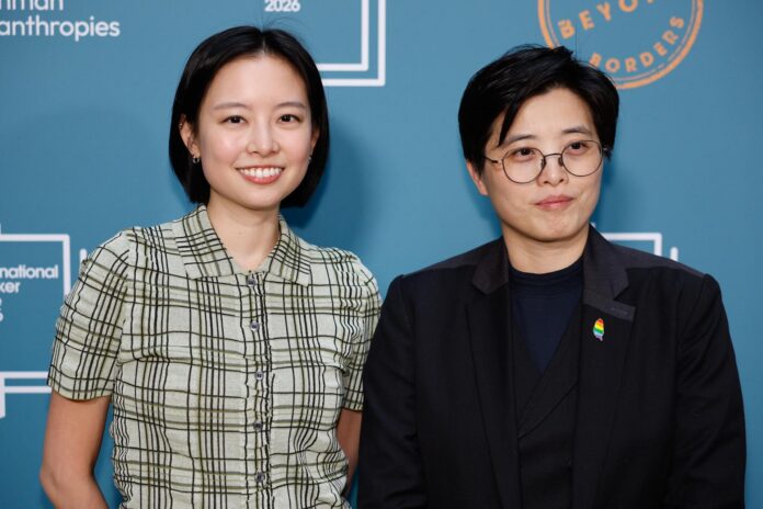 Yang Shuang-zi (der.), autora de 'Taiwan Travelogue', y la traductora Lin King posan en el Premio Booker Internacional 2026 en Londres, Reino Unido, el 19 de mayo de 2026. EFE/EPA/DAVID CLIFF
