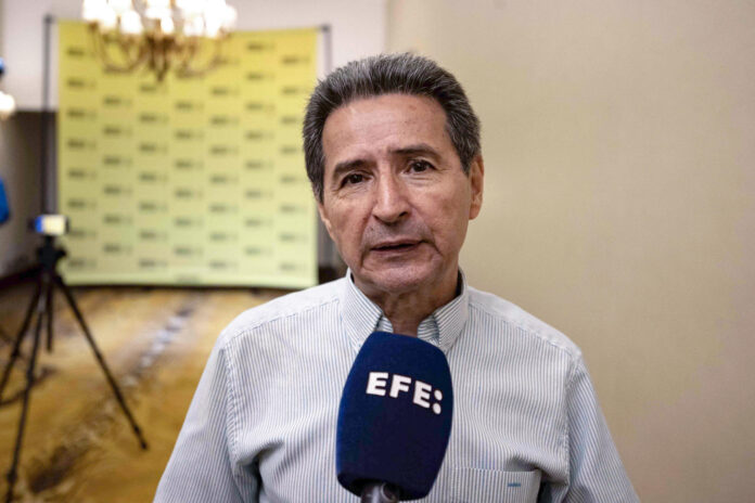 El activista de derechos humanos Marino Alvarado habla durante una entrevista con EFE este martes, en Caracas (Venezuela). EFE/ Ronald Peña R
