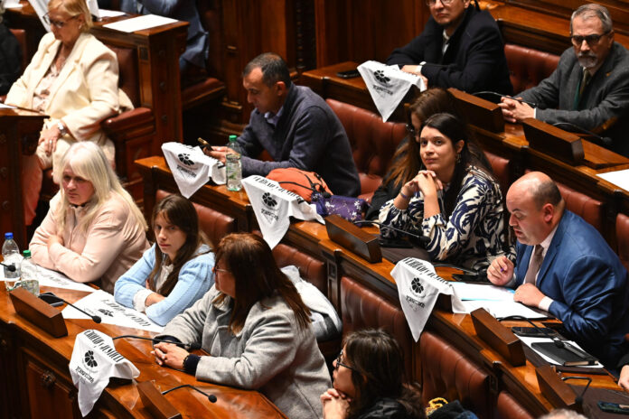 Parlamentarios de la Bancada del Frente Amplio asisten al homenaje este martes a los exlegisladores Zelmar Michelini y Héctor Gutiérrez Ruiz, al conmemorarse los 50 años de sus asesinatos en Buenos Aires en el marco del Plan Cóndor, en Montevideo (Uruguay). EFE/ Federico Gutiérrez
