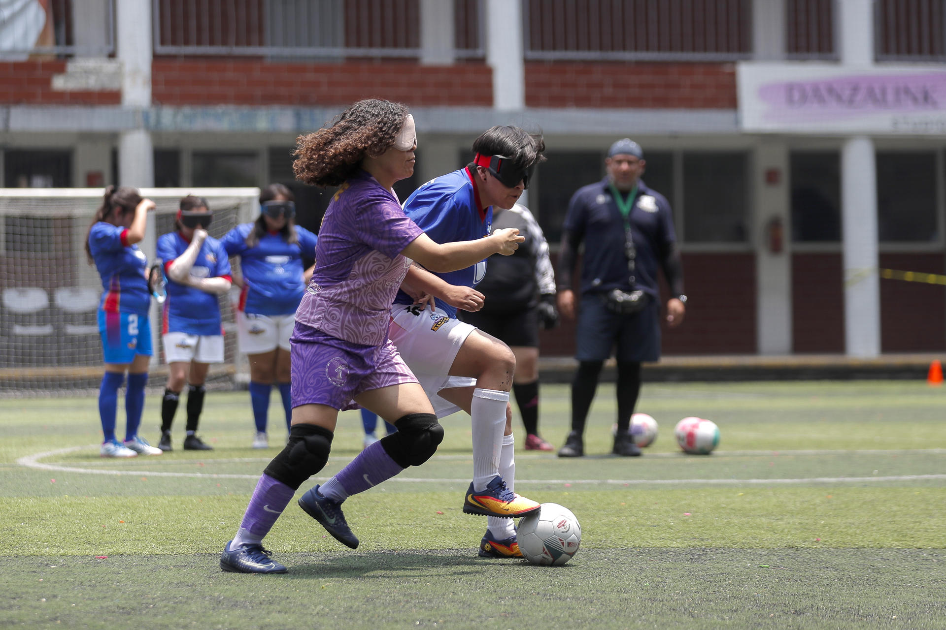Futbolistas con discapacidad visual de los equipos Chilangas F.C y Topos Puebla participan en un partido de exhibición en Ciudad de México (México). EFE/Isaac Esquivel
