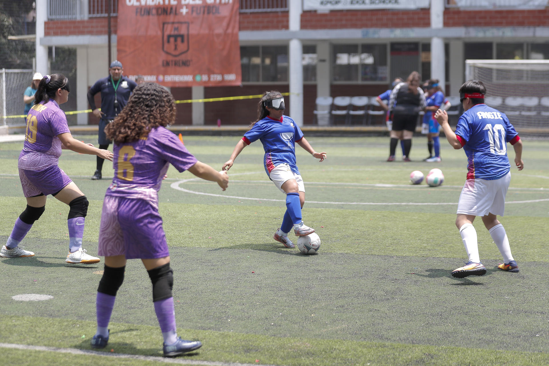 Futbolistas con discapacidad visual del equipo Chilangas F.C y Topos Puebla, participan en un partido de exhibición este martes, en Ciudad de México (México). EFE/Isaac Esquivel
