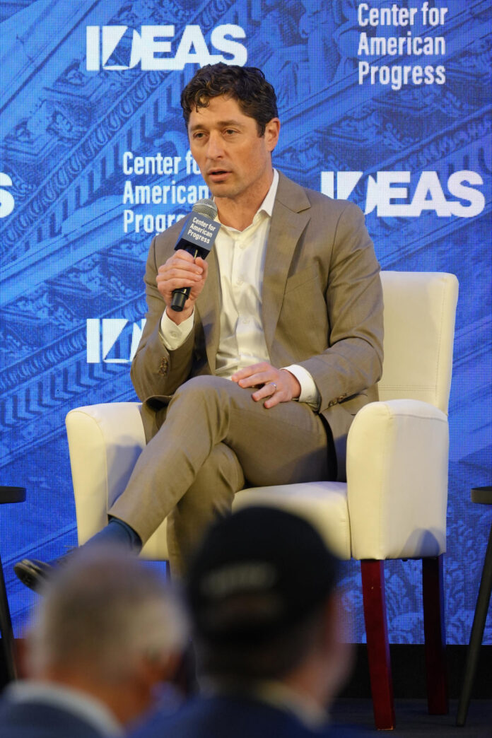 El alcalde de Minneapolis, Jacob Frey, habla durante un evento este martes, en Washington (Estados Unidos). EFE/ Octavio Guzmán
