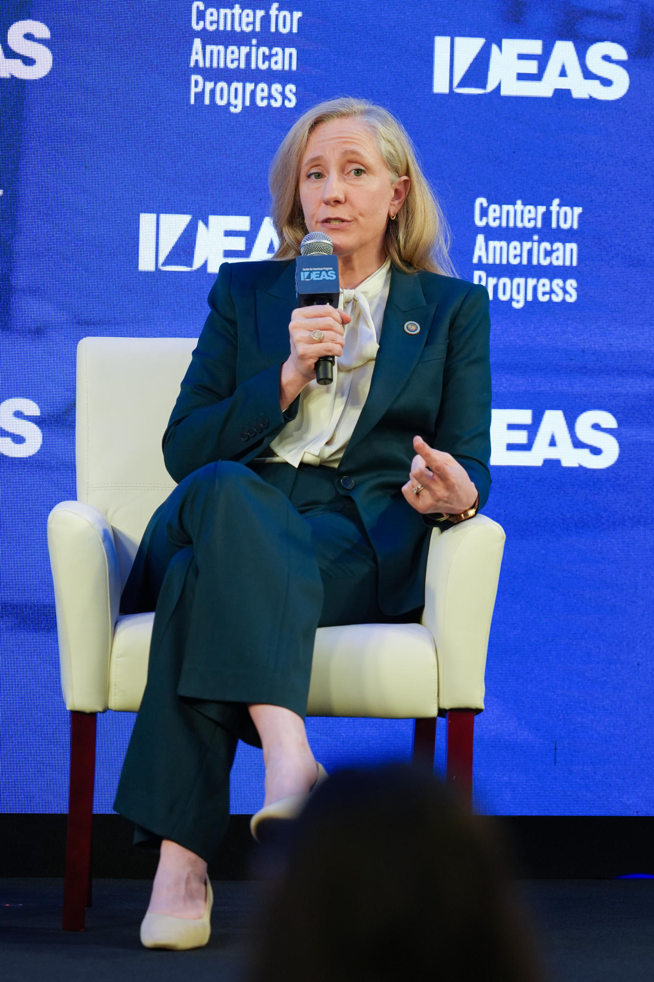 La gobernadora de Virginia, Abigail Spanberger, habla durante un evento este martes, en Washington (Estados Unidos). EFE/ Octavio Guzmán
