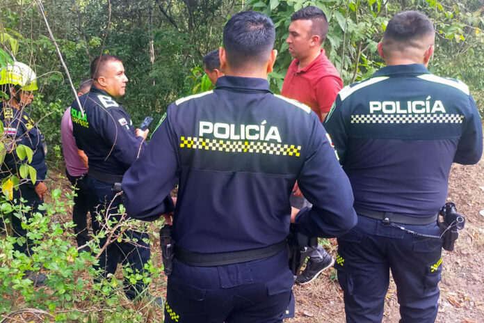 Fotografía cedida por Bomberos de Cundinamarca que muestra a un grupo de policías y bomberos durante un operativo de búsqueda este martes, en zona rural de Apulo (Colombia). EFE/ Bomberos de Cundinamarca /SOLO USO EDITORIAL/NO VENTAS/SOLO DISPONIBLE PARA ILUSTRAR LA NOTICIA QUE ACOMPAÑA (CRÉDITO OBLIGATORIO)
