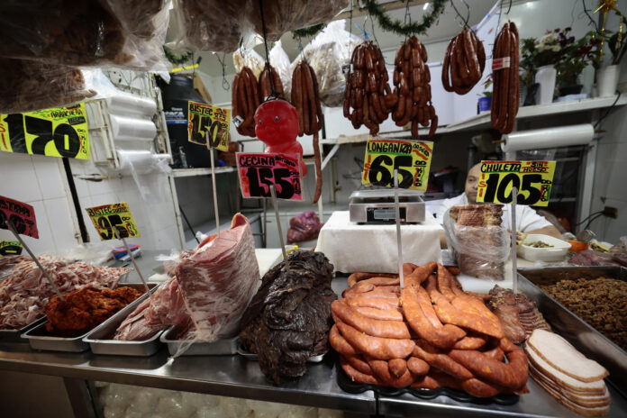 Fotografía de archivo de un puesto de carnes en la Central de Abasto de la Ciudad de México (México). EFE/ José Méndez
