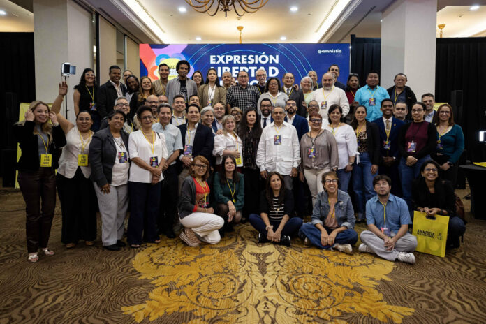 Personas posan durante un evento de Amnistía Internacional (AI) en Caracas (Venezuela). EFE/ Ronald Peña R
