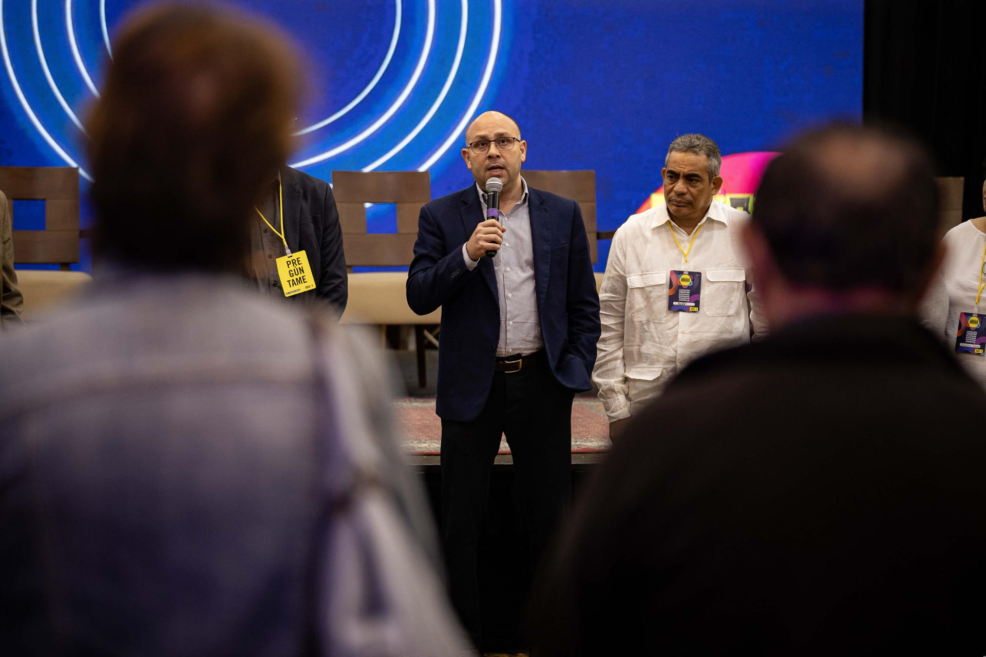 El coordinador de la organización de derechos humanos PROVEA, Oscar Murillo, habla durante un evento de Amnistía Internacional (AI) en Caracas (Venezuela). EFE/ Ronald Peña R
