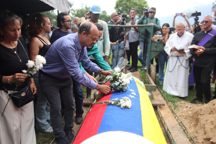 Personas asisten al entierro de Carmen Navas, madre del preso político Víctor Hugo Quero Navas, quien falleció hace casi un año tras permanecer varios meses desaparecido, en Caracas (Venezuela). EFE/ Miguel Gutiérrez
