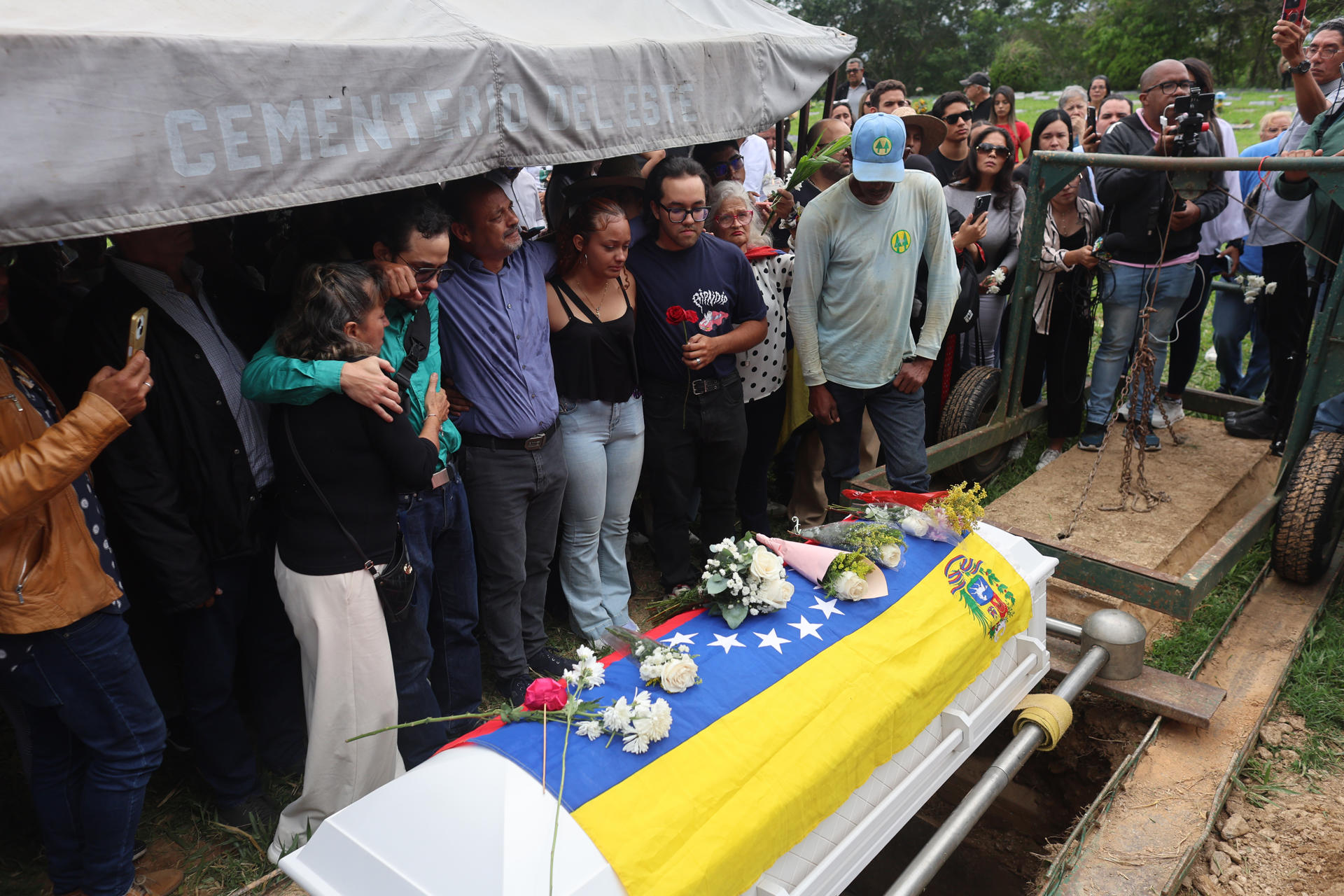 Personas asisten al entierro de Carmen Navas, madre del preso político Víctor Hugo Quero Navas, quien falleció hace casi un año tras permanecer varios meses desaparecido, en Caracas (Venezuela). EFE/ Miguel Gutiérrez
