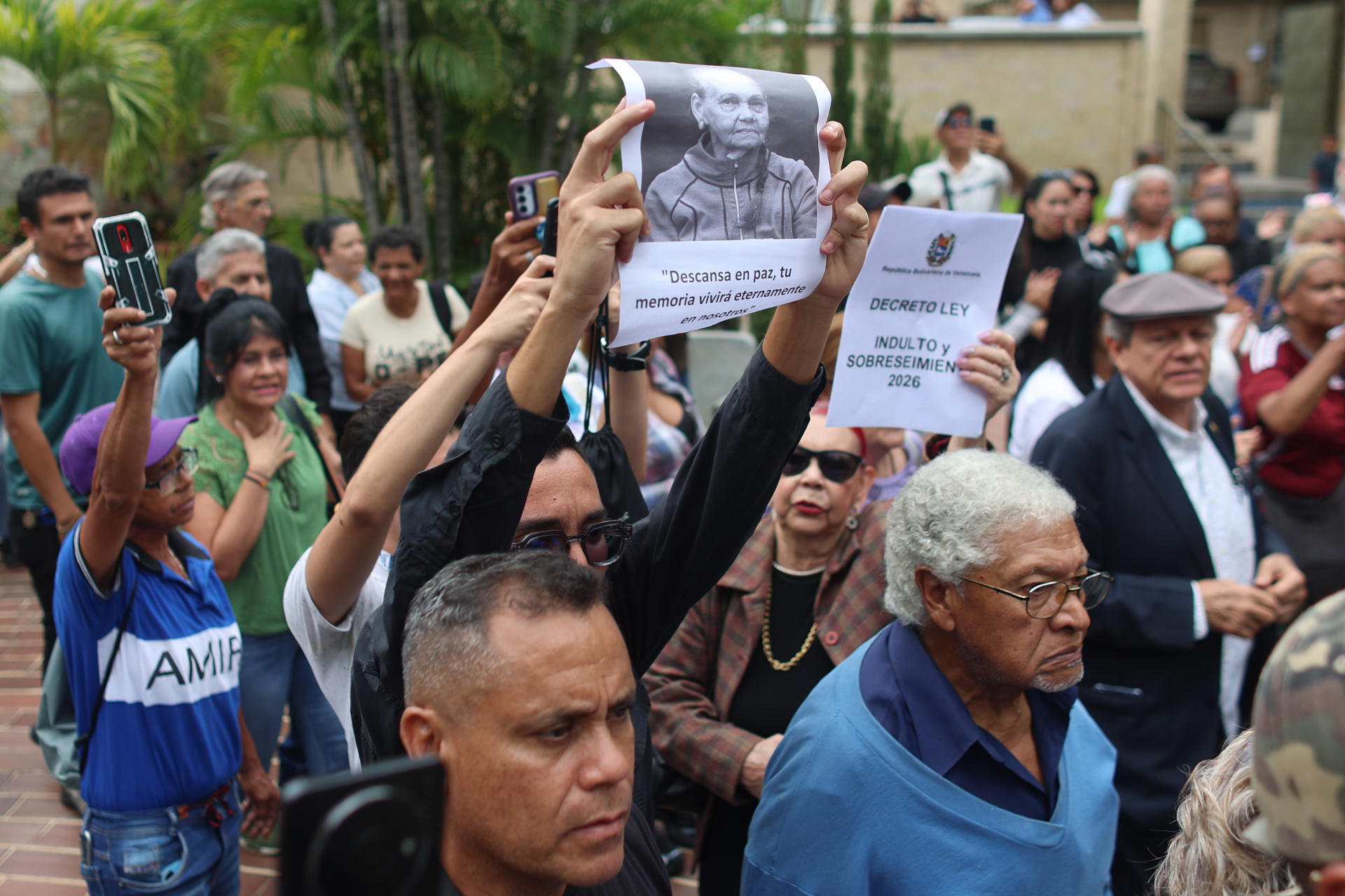Personas asisten este martes al velorio de Carmen Navas, madre del preso político Víctor Hugo Quero Navas, quien falleció hace casi un año tras permanecer varios meses desaparecido, en Caracas (Venezuela). EFE/ Miguel Gutiérrez
