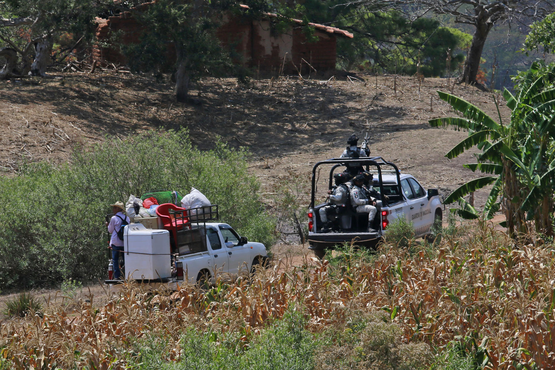 Pobladores son resguardados por integrantes de la Guardia Nacional de México este lunes, en la zona donde se suscitaron enfrentamientos el pasado 11 de mayo en Chilapa, estado de Guerrero (México). EFE/ José Luis De La Cruz
