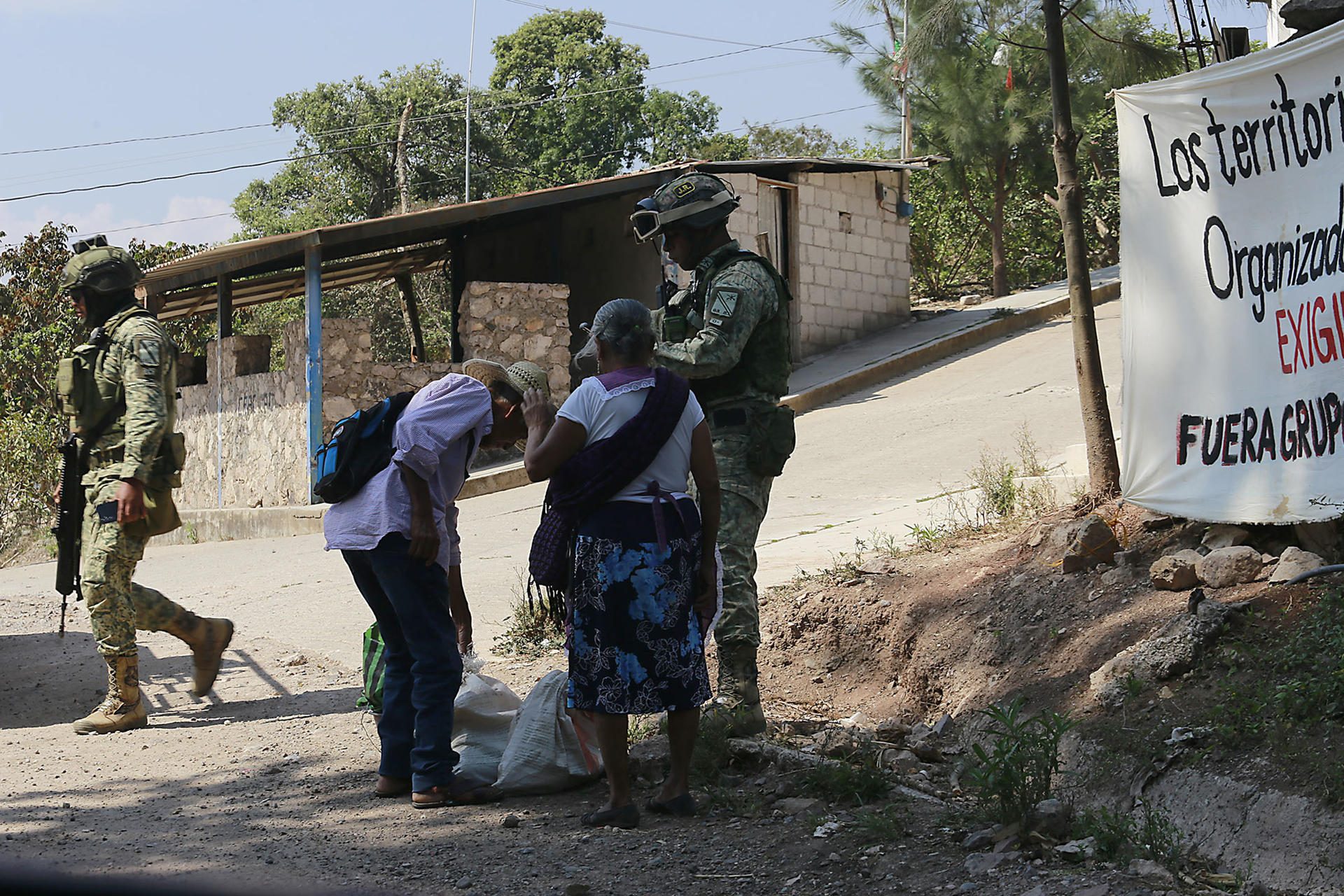 Pobladores son resguardados por integrantes de la Guardia Nacional de México este lunes, en la zona donde se suscitaron enfrentamientos el pasado 11 de mayo en Chilapa, estado de Guerrero (México). EFE/ José Luis De La Cruz
