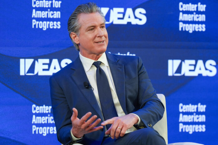 El gobernador de California, Gavin Newsom, habla durante un evento este martes, en Washington (Estados Unidos). EFE/ Octavio Guzmán
